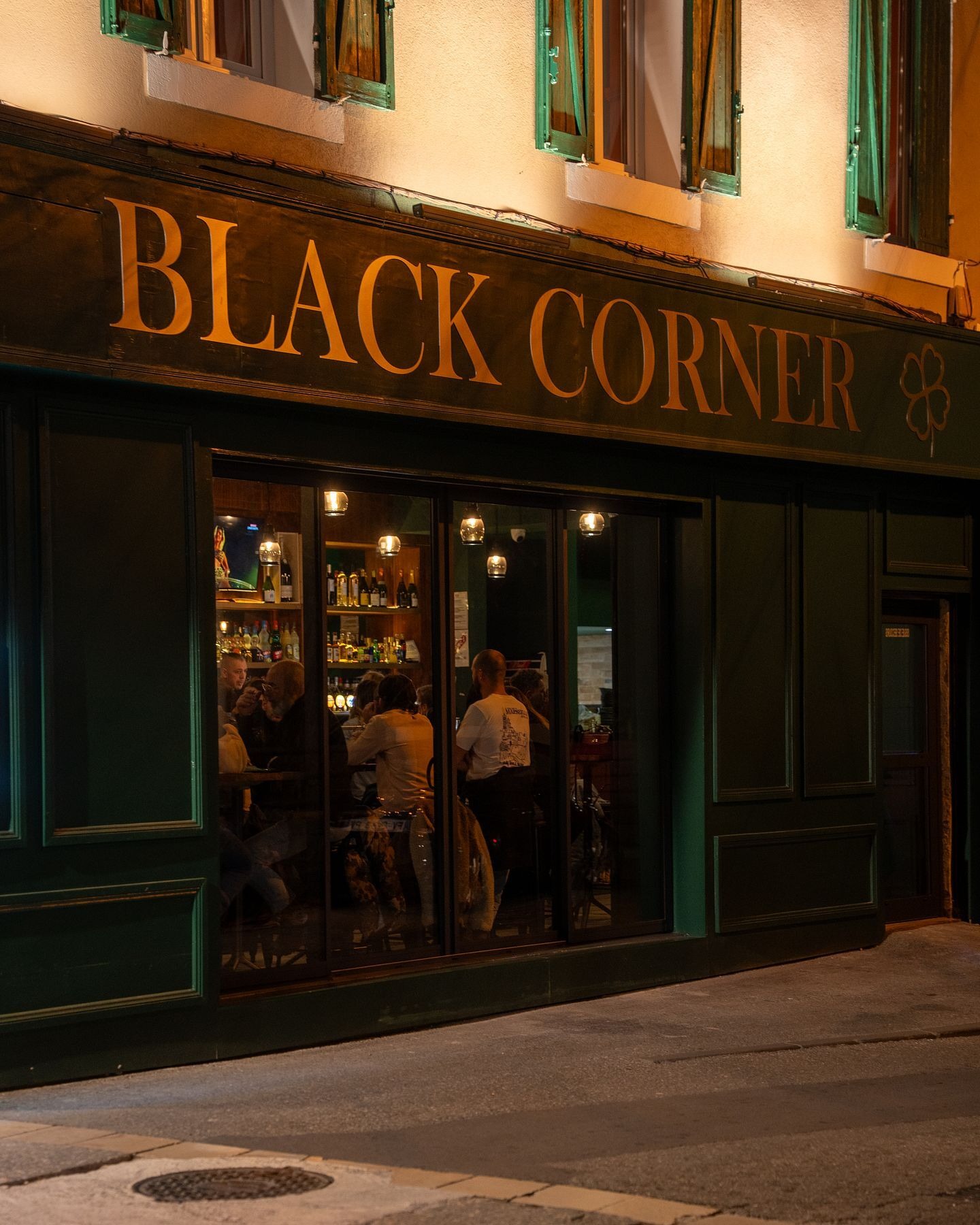 Entrée du Black Corner